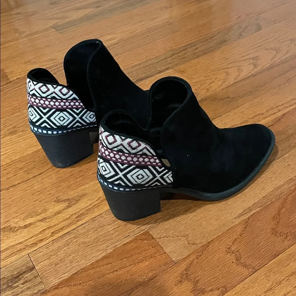 Qupid size 7 Black Patterned Women's Ankle Boots with red/white patterned heel - Picture 3 of 5